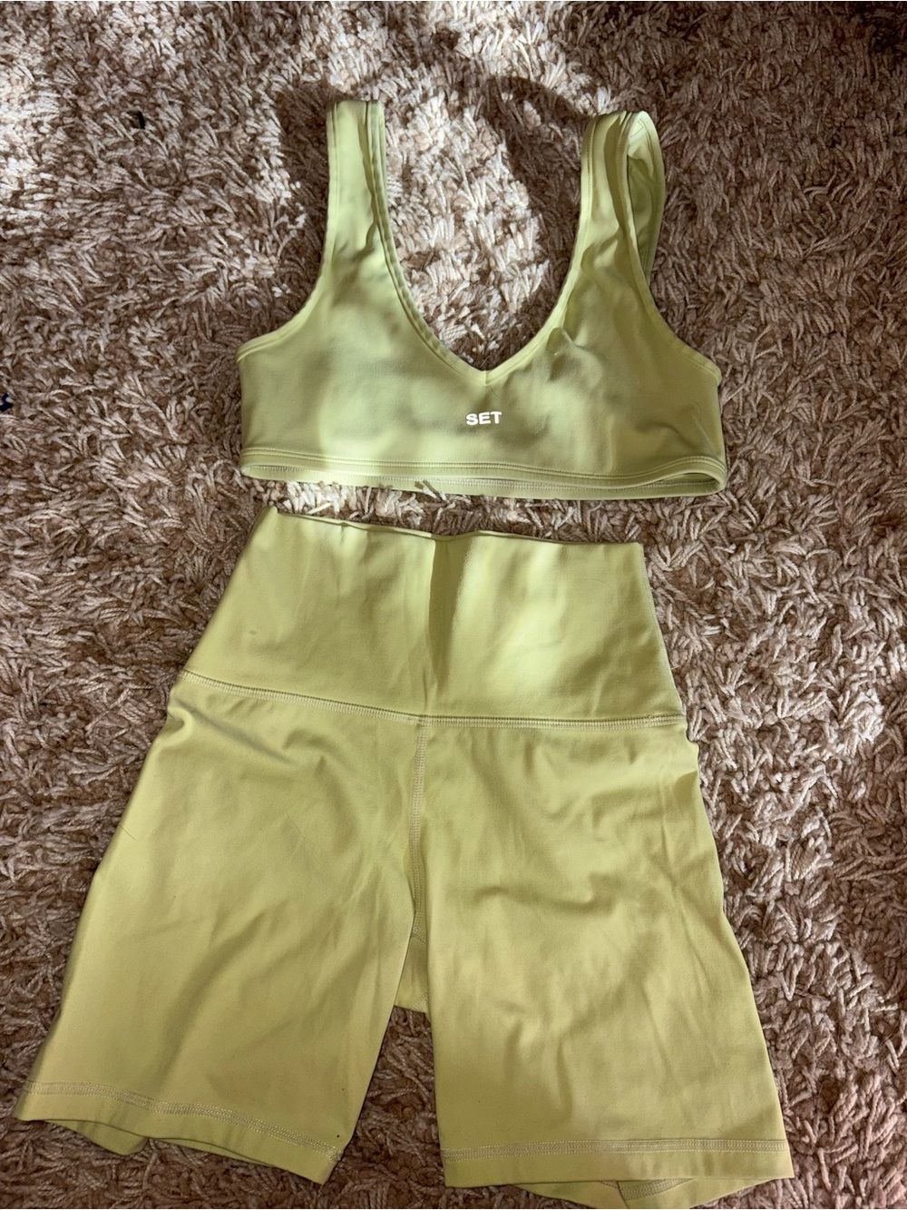 Set Active Soft Green Scoop Sports Bra & High-Waist Biker Shorts Set